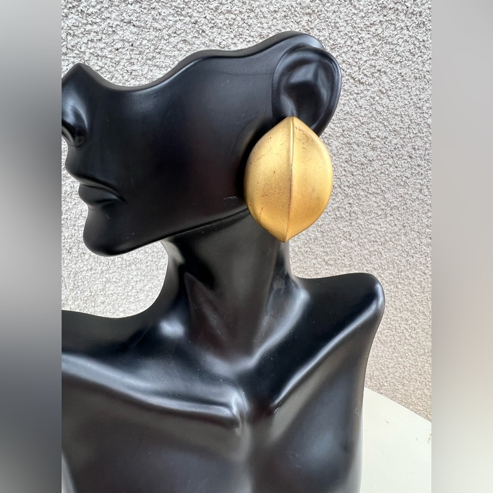 Vintage New Wave glam golden matte oval pierced earrings size 1.5” x 1”